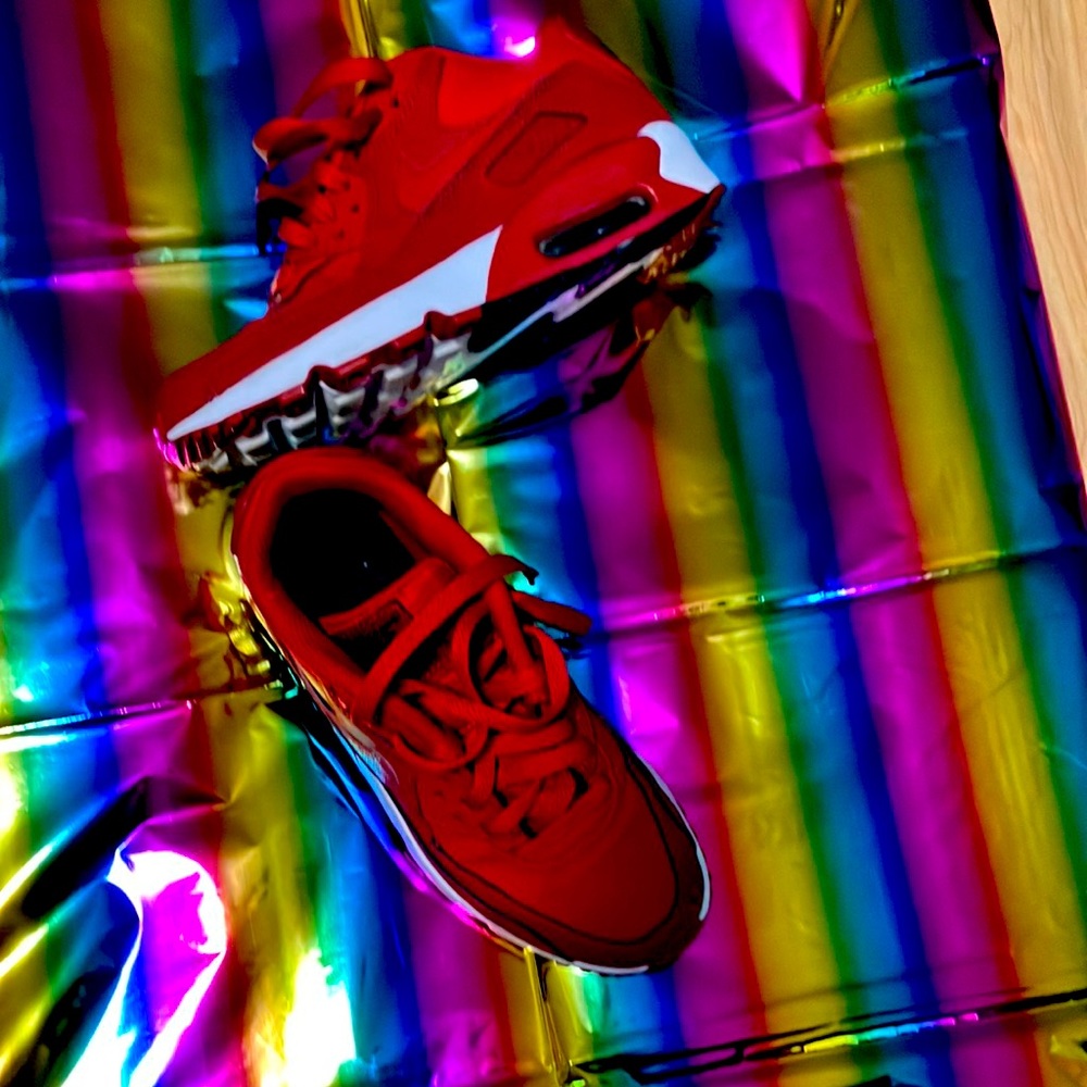 Nike air-MAX size 4Y US, clear UPC in shoes